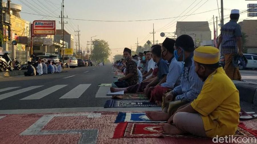 Jemaah salat Id Masjid Besar Al-Fudhola di Kecamatan Porong Sidoarjo. (detikcom/ Suparno)