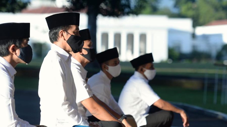 Presiden Jokowi Salat Idulfitri di Halaman Wisma Bayurini (Biro Pers Sekretariat Presiden/ Lukas)