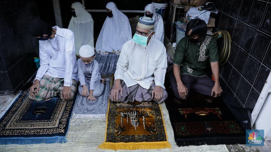 Warga melaksanakan Solat Idul Fitri Jl. H. Amsar Cipulir - Kebayoran Lama, Jkt Selatan Jakarta, Minggu (24/5/2020). Di masa pandemi, pemerintah beserta ulama menghimbau kepada masyarakat agar melaksanakan sholat idul fitri di rumah masing-masing guna memutus mata rantai COVID-19. (CNBC Indonesia/ Andrean Kristianto)