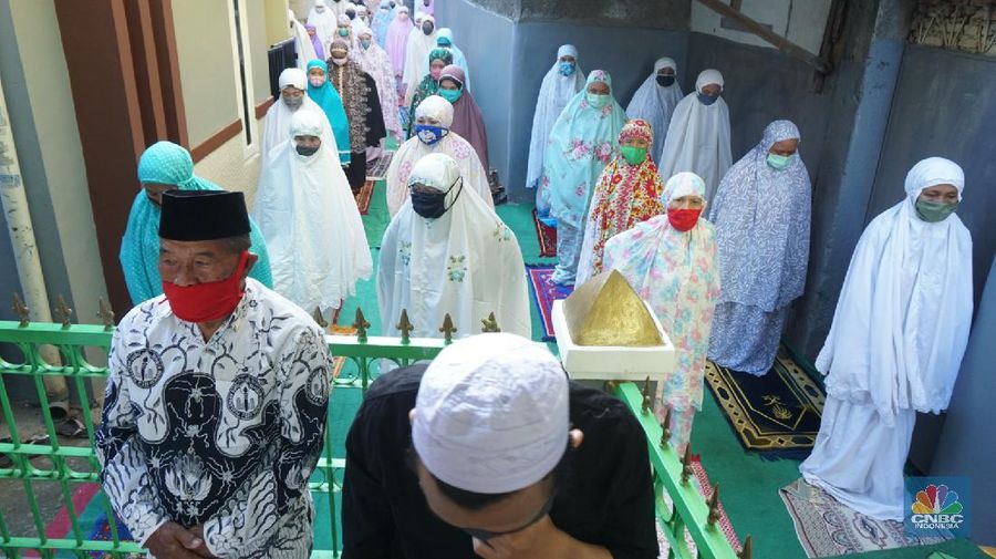Perayaan Hari Raya Idul Fitri 1441 H, terasa berbeda dengan hari-hari biasanya.
Tahun kemarin, perayaan Idul Fitri sangatlah indah sekali.
Mulai dari salat id di masjid ataupun lapangan, kemudian berkumpul dengan saudara, mudik lebaran, bersilaturahmi keliling desa, dan berlibur di tempat-tempat wisata yang masih hits.
Namun, di tahun ini hal-hal semacam itu tidak bisa dirasakan karena pendemi virus corona atau Covid-19.
Adanya virus corona, semua aktivitas masyarakat dibatasi.
Seperti, karantina mandiri lewat imbauan di rumah saja, penutupan rumah ibadah, adanya pembatasan sosial berskala besar (PSBB), larangan mudik, hingga imbauan pelaksanaan salat id di rumah.
Bahkan lebaran kali ini hanya bisa bercengkrama melalui sambungan telepon.
Walaupun ada imbauan tersebut, beberapa masyarakat tetap menggelar salat id namun harus mematuhi protokol kesehatan.
Pantauan CNBC Indonesia, belasan warga Komplek DPR 3, Meruya Selatan, Jakarta Barat. tetap melaksanakan salat id di musala setempat, Minggu (24/5/2020) pagi.
Salat Id dilaksanakan pada pukul 06.30 WIB, namun warga telah berdatangan ke musala sejak pukul 06.00 WIB.
Selesai Shalat Id tidak ada warga yang bersamalaman dan hanya mengucapkan selamat Idul Fitri. (CNBC Indonesia/ Tri Susilo)