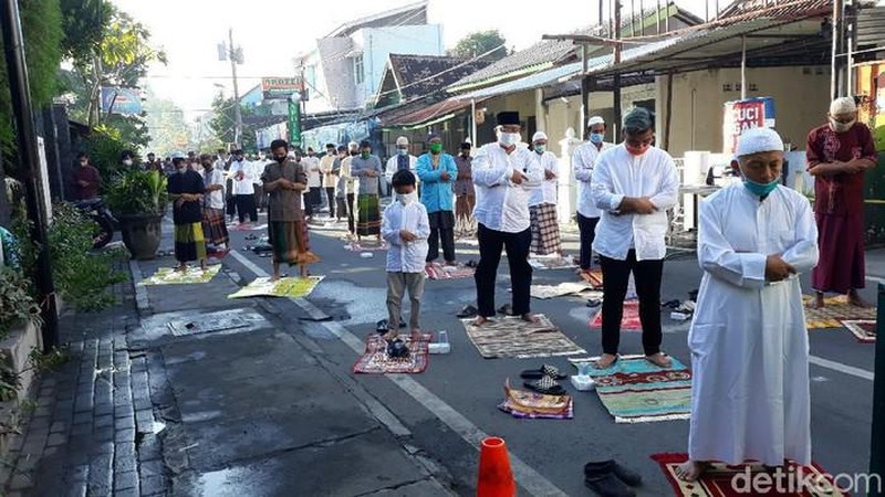 Indonesian Muslims pray spaced apart as they practice social distancing to curb the spread of the new coronavirus during an Eid al-Fitr prayer marking the end of the holy fasting month of Ramadan in Sidoarjo, East Java, Indonesia, Sunday, May 24, 2020. Millions of people in the world's largest Muslim nation are marking a muted and gloomy religious festival of Eid al-Fitr, the end of the fasting month of Ramadan _ a usually joyous three-day celebration that has been significantly toned down as coronavirus cases soar. (AP Photo/Trisnadi)