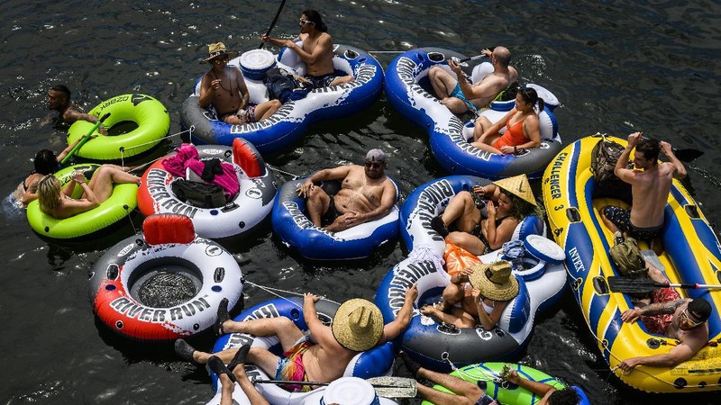 Visitors gather on the beach Sunday, May 24, 2020, in Newport Beach, Calif., during the coronavirus outbreak. (AP Photo/Marcio Jose Sanchez)