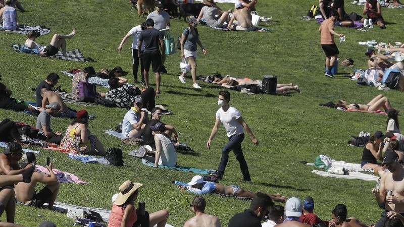 Visitors gather on the beach Sunday, May 24, 2020, in Newport Beach, Calif., during the coronavirus outbreak. (AP Photo/Marcio Jose Sanchez)