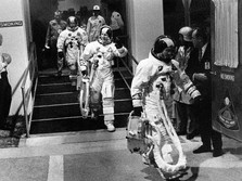 Pernah Dibawa ke Bulan, Jaket Astronot Ini Bisa Tembus Rp30 M