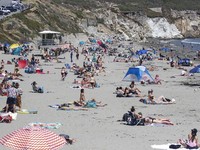 Hati-hati Berjemur 'Nude' Saat di Pantai!