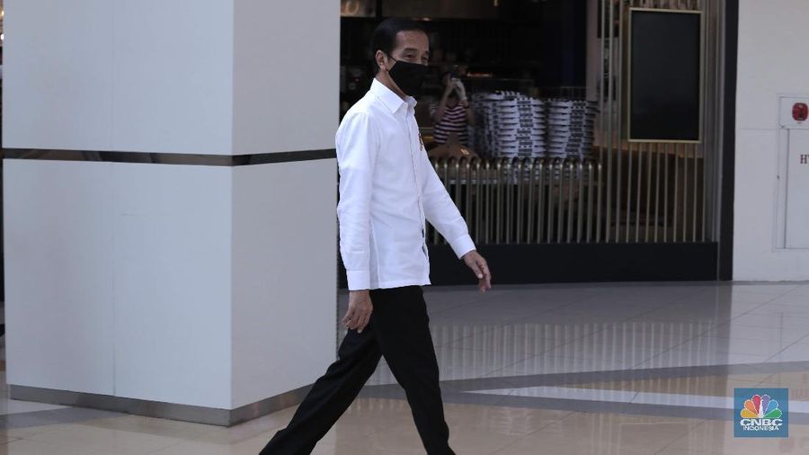 Presiden Joko Widodo meninjau Mal Summarecon (CNBC Indonesia/ Muhammad Sabki)