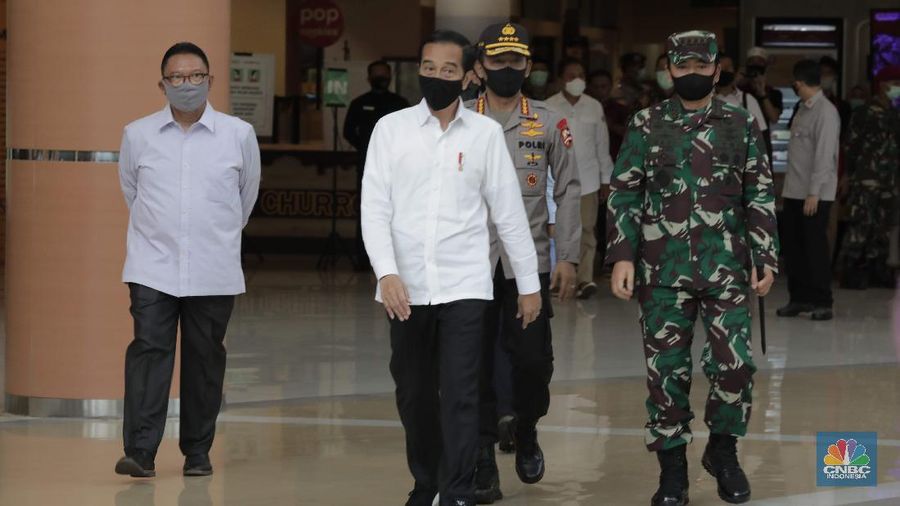 Presiden Joko Widodo meninjau Mal Summarecon (CNBC Indonesia/ Muhammad Sabki)