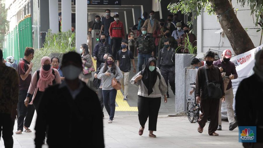 Warga melintas kawasan Stasiun MRT BNI City, Jakarta, Selasa (26/5). Usai libur Hari Raya Idulfitri 1441 H sejumlah pekerja sudah terlihat masuk. Pemerintah telah mengambil keputusan untuk menggeser cuti bersama Lebaran 2020 akibat wabah virus corona (Covid-19). Dengan begitu, jadwal libur hari raya hanya berlaku sampai H+1 Lebaran atau pada pada 25 Mei 2020, termasuk untuk Pegawai Negeri Sipil (PNS). Pantauan CNBC Indonesia  penerapan normal yang baru atau new normal terlihat diberlakukan di sarana transportasi umum guna menunjang aktivitas warga yang bekerja di tengah pandemi virus Corona baru (COVID-19). Untuk diketahui, panduan bekerja di situasi new normal tertuang dalam Keputusan Menteri Kesehatan Nomor HK.01.07/MENKES/328/2020 tentang Panduan Pencegahan dan Pengendalian COVID-19 di Tempat Kerja Perkantoran dan Industri dalam Mendukung Keberlangsungan Usaha pada Situasi Pandemi. (CNBC Indonesia/ Muhammad Sabki)