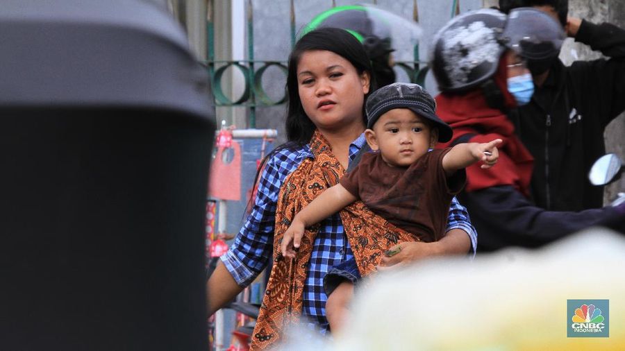 Pemerintah kini menganjurkan semua warga yang sehat dan sakit untuk memakai masker, terutama saat terpaksa harus keluar rumah. Hal ini sebagai upaya pencegahan terhadap virus corona yang terus penyebarannya makin meluas.

Namun kenyataannya, masih ditemukan warga yang beraktivitas di luar rumah tanpa menggunakan masker. Alasan warga beragam, mulai dari masker ketinggalan di rumah, masker sulit didapat, tidak tahu aturan wajib bermasker, hingga tak sedikit yang sudah tahu aturan itu, tapi tetap tidak menggunakan masker.

Seperti yang terjadi di Pasar Pal Merah, Jakarta Barat, Rabu (26/5/2020), masih banyak masyarakat yang tidak paham tentang pentingnya menggunakan masker untuk mencegah Covid-19. Tidak sedikit pula yang mengeyel untuk tidak mengenakan masker.

Salah satu warga yang sedang berbelanja di pasar mengatakan, alasannya tidak memakai masker karena memang jarang keluar rumah. Untuk kali ini ia mengaku sedang terburu-buru jadi tidak sempat memakai masker.

