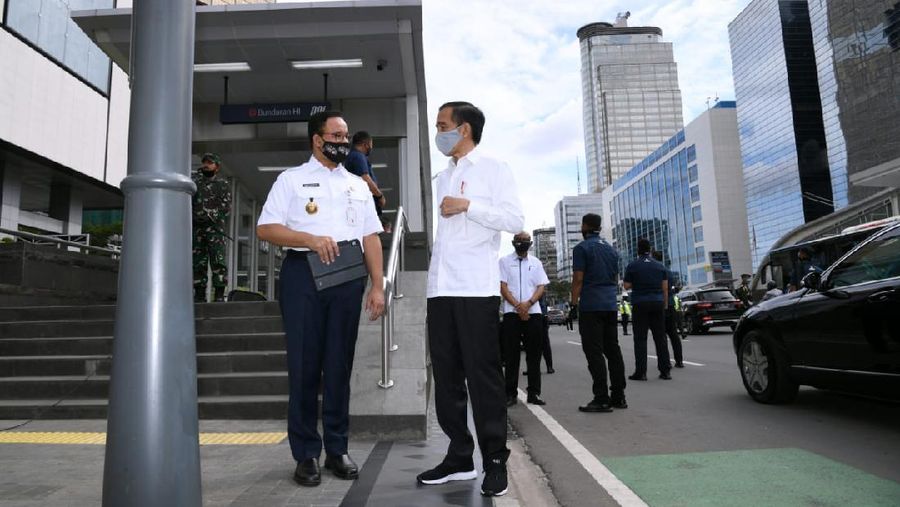 Jokowi bersama Gubernur DKI Jakarta Anies Baswedan usai meninjau stasiun MRT Bundaran Hotel Indonesia (Biro Pers Sekretariat Presiden/ Muchlis Jr)