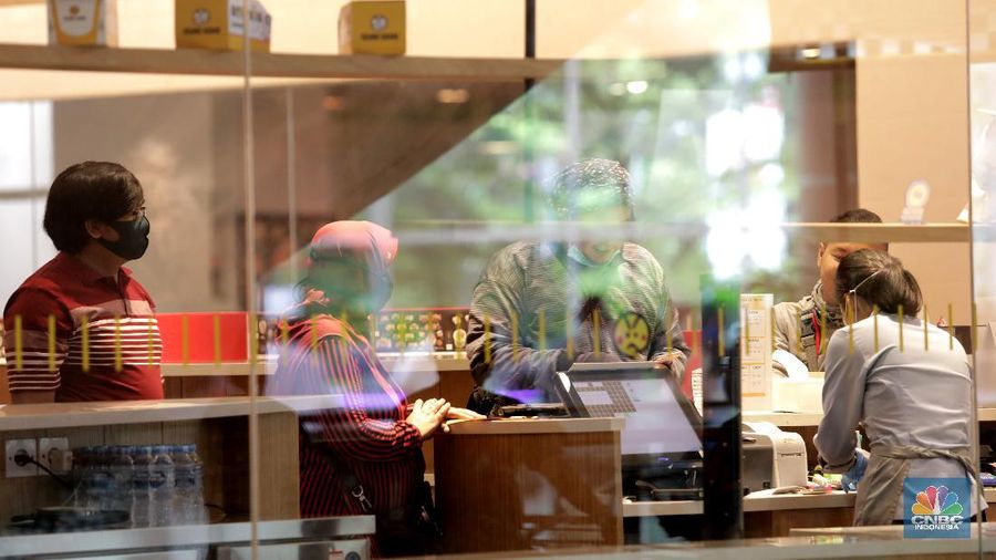 Pengunjung saat membeli makanan di Mall Summarecon Bekasi, Selasa (26/5). Pantauan CNBC Indonesia Summarecon Mall Bekasi hingga kini masih beroperasi secara terbatas imbas pandemi COVID-19. Hanya toko makanan dan farmasi yang buka di pusat perbelanjaan ini. Namun untuk gerai makanan tidak melayani makan di tempat. Usai Presiden RI Jokowi meninjau  mall Summarecon dalam waktu dekat siap beroperasi secara penuh karena kasus positif virus Corona di wilayah tersebut sudah landai dan dikategorikan zona hijau. Nantinya pengunjung mal bakal dibatasi hanya 50% dari kapasitas normal. Begitu pula dengan gerai-gerai yang ada di dalamnya, kapasitasnya hanya boleh 50% dari kondisi normal. (CNBC Indonesia/ Muhammad Sabki)