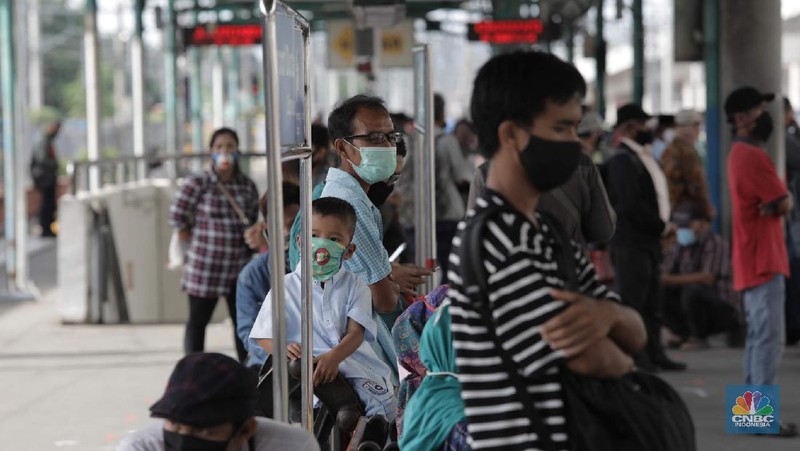 Warga menunggu kedatangan kereta api di Stasiun Manggarai, Jakarta, Selasa (26/5). Usai libur Hari Raya Idulfitri 1441 H sejumlah pekerja sudah terlihat masuk. Pemerintah telah mengambil keputusan untuk menggeser cuti bersama Lebaran 2020 akibat wabah virus corona (Covid-19). Dengan begitu, jadwal libur hari raya hanya berlaku sampai H+1 Lebaran atau pada pada 25 Mei 2020, termasuk untuk Pegawai Negeri Sipil (PNS). Pantauan CNBC Indonesia  penerapan normal yang baru atau new normal terlihat diberlakukan di sarana transportasi umum guna menunjang aktivitas warga yang bekerja di tengah pandemi virus Corona baru (COVID-19). Untuk diketahui, panduan bekerja di situasi new normal tertuang dalam Keputusan Menteri Kesehatan Nomor HK.01.07/MENKES/328/2020 tentang Panduan Pencegahan dan Pengendalian COVID-19 di Tempat Kerja Perkantoran dan Industri dalam Mendukung Keberlangsungan Usaha pada Situasi Pandemi. (CNBC Indonesia/ Muhammad Sabki)