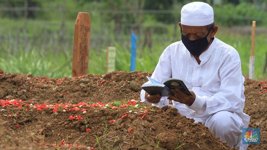 Taman Pemakaman Umum (TPU) Tegal Alur, Kalideres, Jakarta Barat, ramai oleh peziarah pada Hari Raya Idul Fitri 1441 Hijriyah, Ahad (26/5/20). Sejak pagi, keberadaan peziarah pada hari Lebaran ketiga tampak merata di blok pemakaman umum maupun blok makam khusus pasien Covid-19.    

Terdapat pembatas garis polisi yang membedakan blok makam umum dan makam pasien Covid-19. TPU Tegal Alur diketahui merupakan salah satu makam yang khusus diperuntukkan jenazah pasien positif Covid-19.

Protokol kesehatan covid-19 diberlakukan secara ketat di kawasan TPU Tegal Alur. Peziarah wajib menggunakan masker dan mencuci tangan dengan sabun serta air mengalir. Selain itu, sebelum peziarah masuk dan keluar TPU Tegal Alur, terutama di blok makam pasien Covid-19, petugas melakukan disinfeksi kepada mereka.

Terik siang menyengat tak menghalangi niat peziarah berdoa di pusara keluarga yang telah wafat, seperti salah seorang pengunjung makam, Teguh (30). Bersama beberapa anggota keluarganya, Teguh berziarah ke makam ayahnya yang dimakamkan dengan protokol Covid-19 di TPU Tegal Alur.

