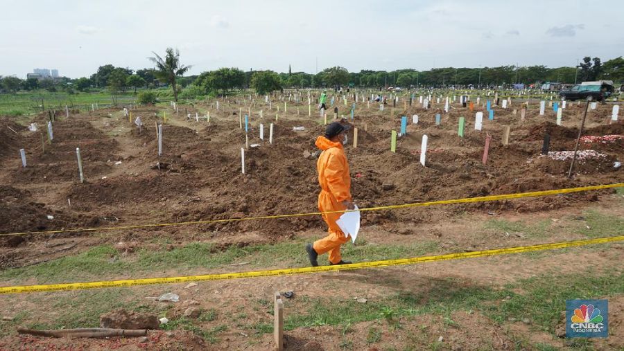 Taman Pemakaman Umum (TPU) Tegal Alur, Kalideres, Jakarta Barat, ramai oleh peziarah pada Hari Raya Idul Fitri 1441 Hijriyah, Ahad (26/5/20). Sejak pagi, keberadaan peziarah pada hari Lebaran ketiga tampak merata di blok pemakaman umum maupun blok makam khusus pasien Covid-19.    

Terdapat pembatas garis polisi yang membedakan blok makam umum dan makam pasien Covid-19. TPU Tegal Alur diketahui merupakan salah satu makam yang khusus diperuntukkan jenazah pasien positif Covid-19.

Protokol kesehatan covid-19 diberlakukan secara ketat di kawasan TPU Tegal Alur. Peziarah wajib menggunakan masker dan mencuci tangan dengan sabun serta air mengalir. Selain itu, sebelum peziarah masuk dan keluar TPU Tegal Alur, terutama di blok makam pasien Covid-19, petugas melakukan disinfeksi kepada mereka.

Terik siang menyengat tak menghalangi niat peziarah berdoa di pusara keluarga yang telah wafat, seperti salah seorang pengunjung makam, Teguh (30). Bersama beberapa anggota keluarganya, Teguh berziarah ke makam ayahnya yang dimakamkan dengan protokol Covid-19 di TPU Tegal Alur.

