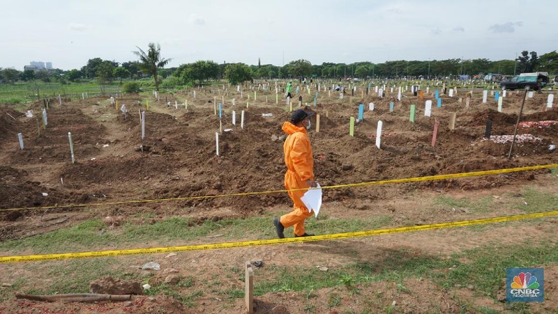 Tenaga kesehatan menggunakan alat pelindung diri (APD) mengambil sampel darah dengan metode swab test di GSI Lab (Genomik Solidaritas Indonesia Laboratorium), Cilandak, Jakarta Selatan, Rabu (30/9/2020). (CNBC Indonesia/Tri Susilo)

Untuk memutus rantai penularan Covid-19, Genomik Solidaritas Indonesia (GSI Lab) membuka laboratorium tes PCR berstandar Biosafety Level (BSL) 2+. 

Laboraturium GSI Lab dirancang untuk memberikan pelayanan tes PCR yang tidak hanya bersekala masif, namun jugamemberikan hasil tes yabg cepat sehinggal hasil tes dapat diakses pada hari yang sama atau setidaknya H+1 (setelah tes).  

Untuk pasien drive thru sehari bisa 500 orang sedangkan SCR 5000 sempel perharinya.  (CNBC Indonesia/ Tri Susilo)