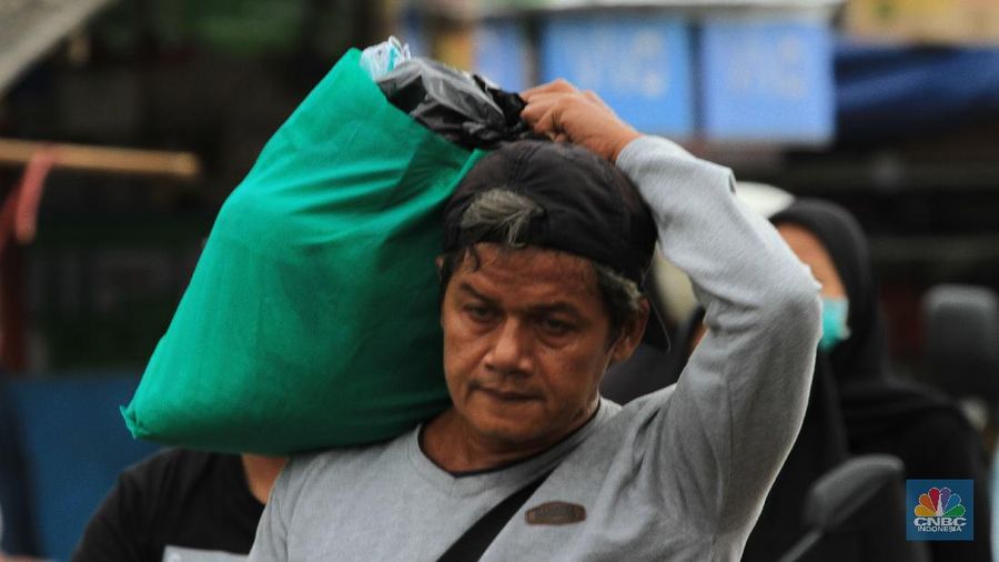 Pemerintah kini menganjurkan semua warga yang sehat dan sakit untuk memakai masker, terutama saat terpaksa harus keluar rumah. Hal ini sebagai upaya pencegahan terhadap virus corona yang terus penyebarannya makin meluas.

Namun kenyataannya, masih ditemukan warga yang beraktivitas di luar rumah tanpa menggunakan masker. Alasan warga beragam, mulai dari masker ketinggalan di rumah, masker sulit didapat, tidak tahu aturan wajib bermasker, hingga tak sedikit yang sudah tahu aturan itu, tapi tetap tidak menggunakan masker.

Seperti yang terjadi di Pasar Pal Merah, Jakarta Barat, Rabu (26/5/2020), masih banyak masyarakat yang tidak paham tentang pentingnya menggunakan masker untuk mencegah Covid-19. Tidak sedikit pula yang mengeyel untuk tidak mengenakan masker.

Salah satu warga yang sedang berbelanja di pasar mengatakan, alasannya tidak memakai masker karena memang jarang keluar rumah. Untuk kali ini ia mengaku sedang terburu-buru jadi tidak sempat memakai masker.

