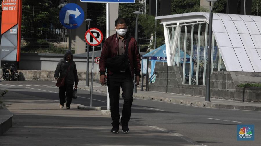 Warga melintas kawasan Stasiun MRT BNI City, Jakarta, Selasa (26/5). Usai libur Hari Raya Idulfitri 1441 H sejumlah pekerja sudah terlihat masuk. Pemerintah telah mengambil keputusan untuk menggeser cuti bersama Lebaran 2020 akibat wabah virus corona (Covid-19). Dengan begitu, jadwal libur hari raya hanya berlaku sampai H+1 Lebaran atau pada pada 25 Mei 2020, termasuk untuk Pegawai Negeri Sipil (PNS). Pantauan CNBC Indonesia  penerapan normal yang baru atau new normal terlihat diberlakukan di sarana transportasi umum guna menunjang aktivitas warga yang bekerja di tengah pandemi virus Corona baru (COVID-19). Untuk diketahui, panduan bekerja di situasi new normal tertuang dalam Keputusan Menteri Kesehatan Nomor HK.01.07/MENKES/328/2020 tentang Panduan Pencegahan dan Pengendalian COVID-19 di Tempat Kerja Perkantoran dan Industri dalam Mendukung Keberlangsungan Usaha pada Situasi Pandemi. (CNBC Indonesia/ Muhammad Sabki)