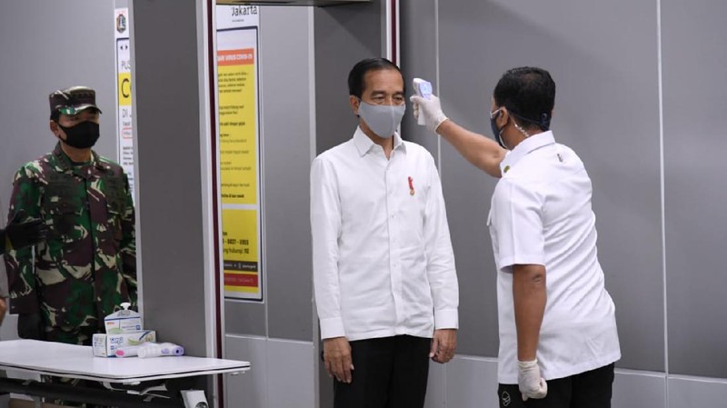 Jokowi meninjau stasiun MRT Bundaran Hotel Indonesia (Biro Pers Sekretariat Presiden/ Muchlis Jr)