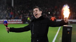 Lengah Dikit, Gary Neville Audisi Jadi Bassis Band