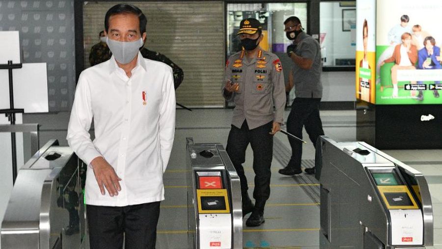 Jokowi meninjau stasiun MRT Bundaran Hotel Indonesia (Dok Agus Suparto)