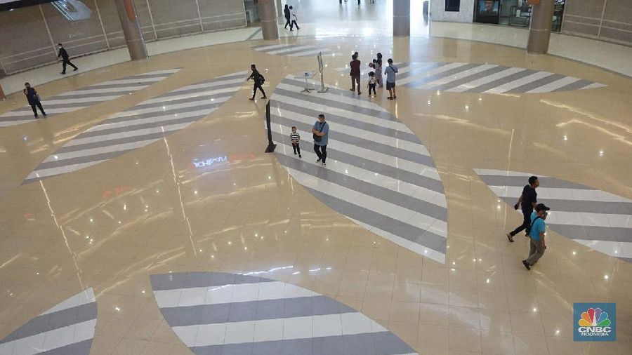Pengunjung saat membeli makanan di Mall Summarecon Bekasi, Selasa (26/5). Pantauan CNBC Indonesia Summarecon Mall Bekasi hingga kini masih beroperasi secara terbatas imbas pandemi COVID-19. Hanya toko makanan dan farmasi yang buka di pusat perbelanjaan ini. Namun untuk gerai makanan tidak melayani makan di tempat. Usai Presiden RI Jokowi meninjau  mall Summarecon dalam waktu dekat siap beroperasi secara penuh karena kasus positif virus Corona di wilayah tersebut sudah landai dan dikategorikan zona hijau. Nantinya pengunjung mal bakal dibatasi hanya 50% dari kapasitas normal. Begitu pula dengan gerai-gerai yang ada di dalamnya, kapasitasnya hanya boleh 50% dari kondisi normal. (CNBC Indonesia/ Muhammad Sabki)