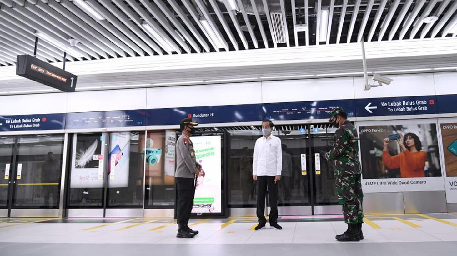 Jokowi meninjau stasiun MRT Bundaran Hotel Indonesia (Biro Pers Sekretariat Presiden/ Muchlis Jr)