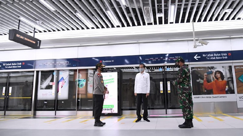 Jokowi meninjau stasiun MRT Bundaran Hotel Indonesia (Biro Pers Sekretariat Presiden/ Muchlis Jr)