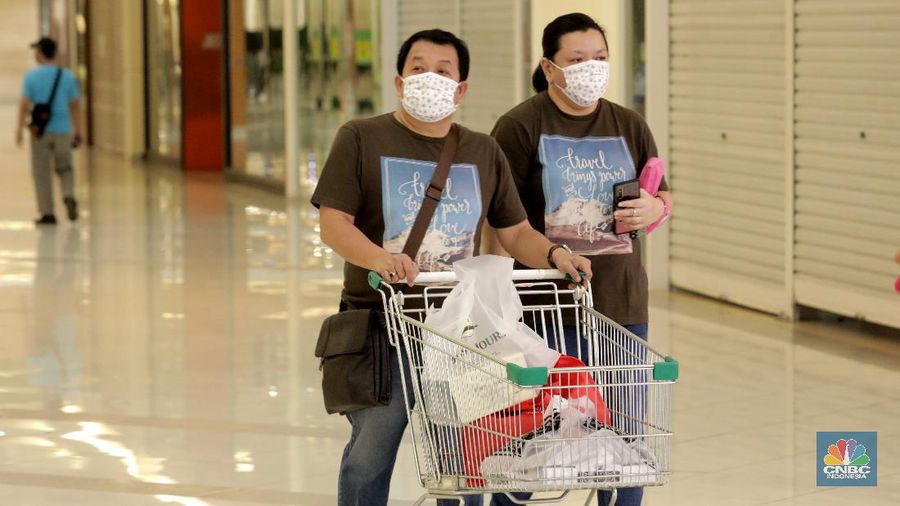 Pengunjung saat membeli makanan di Mall Summarecon Bekasi, Selasa (26/5). Pantauan CNBC Indonesia Summarecon Mall Bekasi hingga kini masih beroperasi secara terbatas imbas pandemi COVID-19. Hanya toko makanan dan farmasi yang buka di pusat perbelanjaan ini. Namun untuk gerai makanan tidak melayani makan di tempat. Usai Presiden RI Jokowi meninjau  mall Summarecon dalam waktu dekat siap beroperasi secara penuh karena kasus positif virus Corona di wilayah tersebut sudah landai dan dikategorikan zona hijau. Nantinya pengunjung mal bakal dibatasi hanya 50% dari kapasitas normal. Begitu pula dengan gerai-gerai yang ada di dalamnya, kapasitasnya hanya boleh 50% dari kondisi normal. (CNBC Indonesia/ Muhammad Sabki)