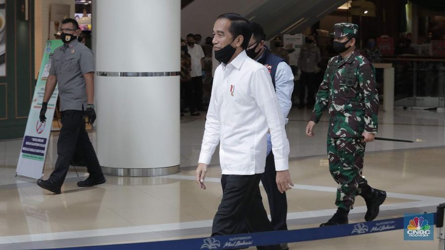 Presiden Joko Widodo meninjau Mal Summarecon (CNBC Indonesia/ Muhammad Sabki)