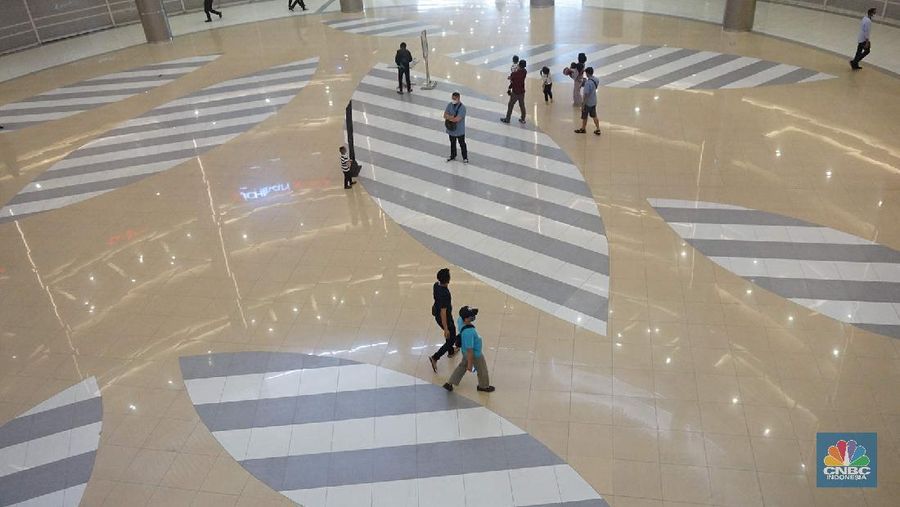 Pengunjung saat membeli makanan di Mall Summarecon Bekasi, Selasa (26/5). Pantauan CNBC Indonesia Summarecon Mall Bekasi hingga kini masih beroperasi secara terbatas imbas pandemi COVID-19. Hanya toko makanan dan farmasi yang buka di pusat perbelanjaan ini. Namun untuk gerai makanan tidak melayani makan di tempat. Usai Presiden RI Jokowi meninjau  mall Summarecon dalam waktu dekat siap beroperasi secara penuh karena kasus positif virus Corona di wilayah tersebut sudah landai dan dikategorikan zona hijau. Nantinya pengunjung mal bakal dibatasi hanya 50% dari kapasitas normal. Begitu pula dengan gerai-gerai yang ada di dalamnya, kapasitasnya hanya boleh 50% dari kondisi normal. (CNBC Indonesia/ Muhammad Sabki)