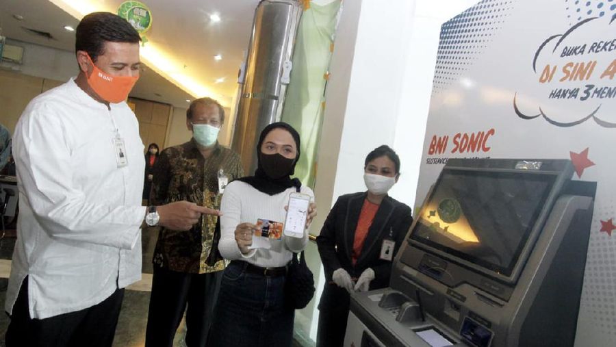 Wakil Direktur Utama BNI Anggoro Eko Cahyo (kiri) berbincang-bincang dengan salah satu nasabah yang menggunakan Pelayanan Pembukaan Rekening BNI secara Digital (BNI Sonic) dan Aplikasi BNI Mobile Banking di Kantor BNI Cabang Rawamangun, Jakarta, Selasa (26 Mei 2020). Pelayanan perbankan digital merupakan salah satu langkah penting yang diperkuat BNI pada fase New Normal.