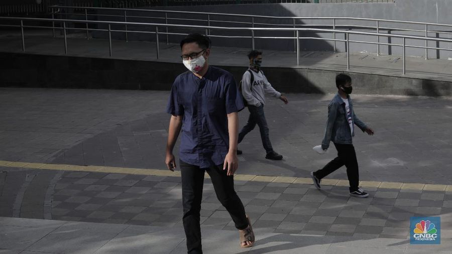 Warga menunggu kedatangan kereta api di Stasiun Manggarai, Jakarta, Selasa (26/5). Usai libur Hari Raya Idulfitri 1441 H sejumlah pekerja sudah terlihat masuk. Pemerintah telah mengambil keputusan untuk menggeser cuti bersama Lebaran 2020 akibat wabah virus corona (Covid-19). Dengan begitu, jadwal libur hari raya hanya berlaku sampai H+1 Lebaran atau pada pada 25 Mei 2020, termasuk untuk Pegawai Negeri Sipil (PNS). Pantauan CNBC Indonesia  penerapan normal yang baru atau new normal terlihat diberlakukan di sarana transportasi umum guna menunjang aktivitas warga yang bekerja di tengah pandemi virus Corona baru (COVID-19). Untuk diketahui, panduan bekerja di situasi new normal tertuang dalam Keputusan Menteri Kesehatan Nomor HK.01.07/MENKES/328/2020 tentang Panduan Pencegahan dan Pengendalian COVID-19 di Tempat Kerja Perkantoran dan Industri dalam Mendukung Keberlangsungan Usaha pada Situasi Pandemi. (CNBC Indonesia/ Muhammad Sabki)