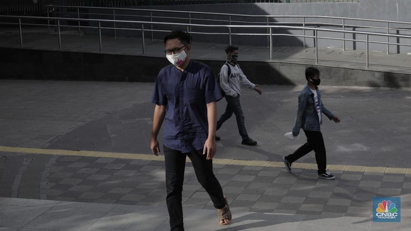 Warga menunggu kedatangan kereta api di Stasiun Manggarai, Jakarta, Selasa (26/5). Usai libur Hari Raya Idulfitri 1441 H sejumlah pekerja sudah terlihat masuk. Pemerintah telah mengambil keputusan untuk menggeser cuti bersama Lebaran 2020 akibat wabah virus corona (Covid-19). Dengan begitu, jadwal libur hari raya hanya berlaku sampai H+1 Lebaran atau pada pada 25 Mei 2020, termasuk untuk Pegawai Negeri Sipil (PNS). Pantauan CNBC Indonesia  penerapan normal yang baru atau new normal terlihat diberlakukan di sarana transportasi umum guna menunjang aktivitas warga yang bekerja di tengah pandemi virus Corona baru (COVID-19). Untuk diketahui, panduan bekerja di situasi new normal tertuang dalam Keputusan Menteri Kesehatan Nomor HK.01.07/MENKES/328/2020 tentang Panduan Pencegahan dan Pengendalian COVID-19 di Tempat Kerja Perkantoran dan Industri dalam Mendukung Keberlangsungan Usaha pada Situasi Pandemi. (CNBC Indonesia/ Muhammad Sabki)