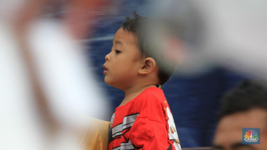 Pemerintah kini menganjurkan semua warga yang sehat dan sakit untuk memakai masker, terutama saat terpaksa harus keluar rumah. Hal ini sebagai upaya pencegahan terhadap virus corona yang terus penyebarannya makin meluas.
Namun kenyataannya, masih ditemukan warga yang beraktivitas di luar rumah tanpa menggunakan masker. Alasan warga beragam, mulai dari masker ketinggalan di rumah, masker sulit didapat, tidak tahu aturan wajib bermasker, hingga tak sedikit yang sudah tahu aturan itu, tapi tetap tidak menggunakan masker.
Seperti yang terjadi di Pasar Pal Merah, Jakarta Barat, Rabu (26/5/2020), masih banyak masyarakat yang tidak paham tentang pentingnya menggunakan masker untuk mencegah Covid-19. Tidak sedikit pula yang mengeyel untuk tidak mengenakan masker.
Salah satu warga yang sedang berbelanja di pasar mengatakan, alasannya tidak memakai masker karena memang jarang keluar rumah. Untuk kali ini ia mengaku sedang terburu-buru jadi tidak sempat memakai masker.