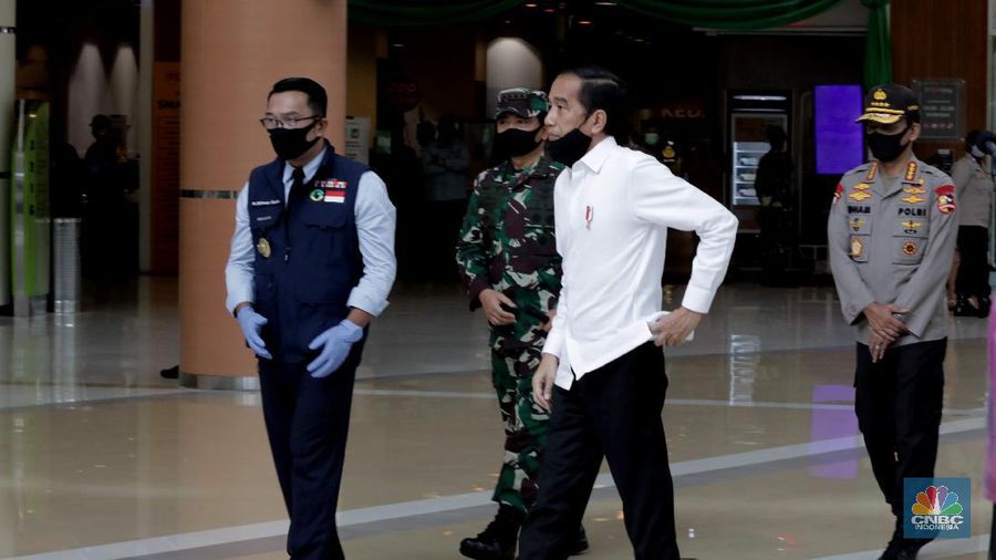 Presiden Joko Widodo meninjau Mal Summarecon (CNBC Indonesia/ Muhammad Sabki)