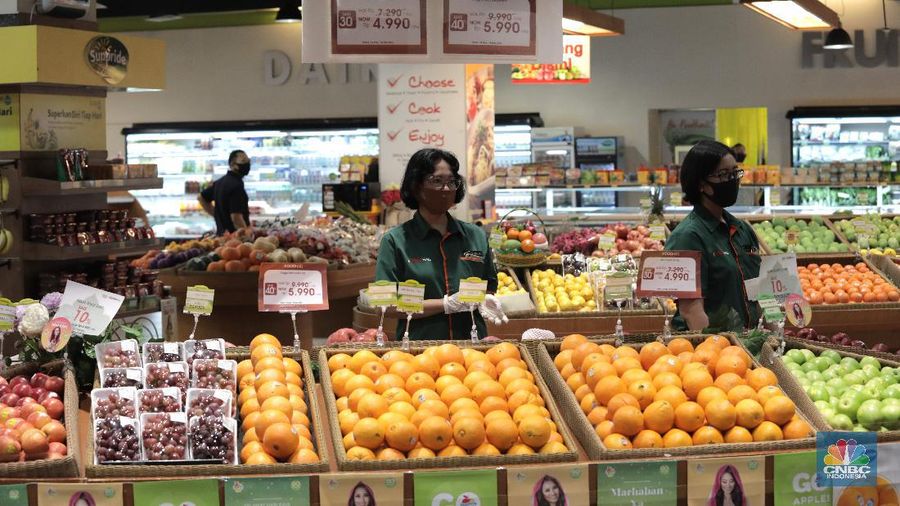 Pengunjung saat membeli makanan di Mall Summarecon Bekasi, Selasa (26/5). Pantauan CNBC Indonesia Summarecon Mall Bekasi hingga kini masih beroperasi secara terbatas imbas pandemi COVID-19. Hanya toko makanan dan farmasi yang buka di pusat perbelanjaan ini. Namun untuk gerai makanan tidak melayani makan di tempat. Usai Presiden RI Jokowi meninjau  mall Summarecon dalam waktu dekat siap beroperasi secara penuh karena kasus positif virus Corona di wilayah tersebut sudah landai dan dikategorikan zona hijau. Nantinya pengunjung mal bakal dibatasi hanya 50% dari kapasitas normal. Begitu pula dengan gerai-gerai yang ada di dalamnya, kapasitasnya hanya boleh 50% dari kondisi normal. (CNBC Indonesia/ Muhammad Sabki)