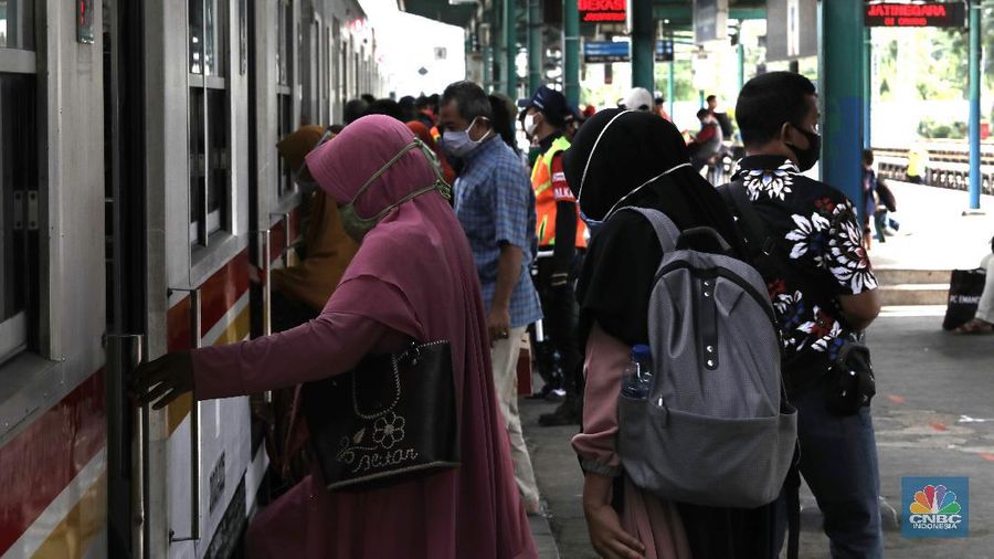 Warga menunggu kedatangan kereta api di Stasiun Manggarai, Jakarta, Selasa (26/5). Usai libur Hari Raya Idulfitri 1441 H sejumlah pekerja sudah terlihat masuk. Pemerintah telah mengambil keputusan untuk menggeser cuti bersama Lebaran 2020 akibat wabah virus corona (Covid-19). Dengan begitu, jadwal libur hari raya hanya berlaku sampai H+1 Lebaran atau pada pada 25 Mei 2020, termasuk untuk Pegawai Negeri Sipil (PNS). Pantauan CNBC Indonesia  penerapan normal yang baru atau new normal terlihat diberlakukan di sarana transportasi umum guna menunjang aktivitas warga yang bekerja di tengah pandemi virus Corona baru (COVID-19). Untuk diketahui, panduan bekerja di situasi new normal tertuang dalam Keputusan Menteri Kesehatan Nomor HK.01.07/MENKES/328/2020 tentang Panduan Pencegahan dan Pengendalian COVID-19 di Tempat Kerja Perkantoran dan Industri dalam Mendukung Keberlangsungan Usaha pada Situasi Pandemi. (CNBC Indonesia/ Muhammad Sabki)