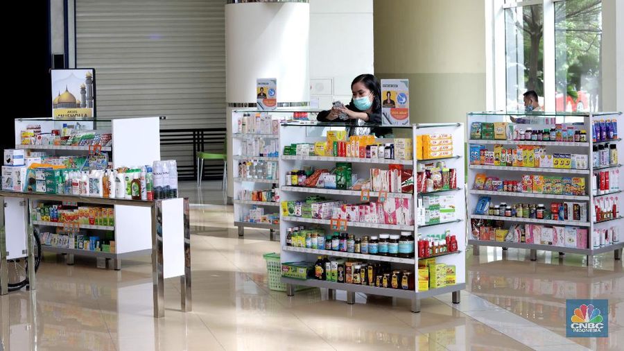 Pengunjung saat membeli makanan di Mall Summarecon Bekasi, Selasa (26/5). Pantauan CNBC Indonesia Summarecon Mall Bekasi hingga kini masih beroperasi secara terbatas imbas pandemi COVID-19. Hanya toko makanan dan farmasi yang buka di pusat perbelanjaan ini. Namun untuk gerai makanan tidak melayani makan di tempat. Usai Presiden RI Jokowi meninjau  mall Summarecon dalam waktu dekat siap beroperasi secara penuh karena kasus positif virus Corona di wilayah tersebut sudah landai dan dikategorikan zona hijau. Nantinya pengunjung mal bakal dibatasi hanya 50% dari kapasitas normal. Begitu pula dengan gerai-gerai yang ada di dalamnya, kapasitasnya hanya boleh 50% dari kondisi normal. (CNBC Indonesia/ Muhammad Sabki)