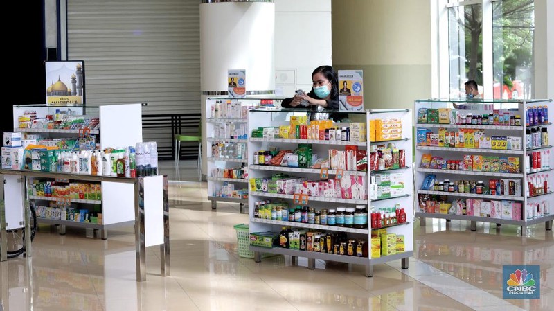 Pengunjung saat membeli makanan di Mall Summarecon Bekasi, Selasa (26/5). Pantauan CNBC Indonesia Summarecon Mall Bekasi hingga kini masih beroperasi secara terbatas imbas pandemi COVID-19. Hanya toko makanan dan farmasi yang buka di pusat perbelanjaan ini. Namun untuk gerai makanan tidak melayani makan di tempat. Usai Presiden RI Jokowi meninjau  mall Summarecon dalam waktu dekat siap beroperasi secara penuh karena kasus positif virus Corona di wilayah tersebut sudah landai dan dikategorikan zona hijau. Nantinya pengunjung mal bakal dibatasi hanya 50% dari kapasitas normal. Begitu pula dengan gerai-gerai yang ada di dalamnya, kapasitasnya hanya boleh 50% dari kondisi normal. (CNBC Indonesia/ Muhammad Sabki)
