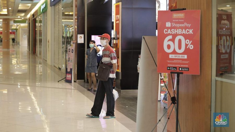 Pengunjung saat membeli makanan di Mall Summarecon Bekasi, Selasa (26/5). Pantauan CNBC Indonesia Summarecon Mall Bekasi hingga kini masih beroperasi secara terbatas imbas pandemi COVID-19. Hanya toko makanan dan farmasi yang buka di pusat perbelanjaan ini. Namun untuk gerai makanan tidak melayani makan di tempat. Usai Presiden RI Jokowi meninjau mall Summarecon dalam waktu dekat siap beroperasi secara penuh karena kasus positif virus Corona di wilayah tersebut sudah landai dan dikategorikan zona hijau. Nantinya pengunjung mal bakal dibatasi hanya 50% dari kapasitas normal. Begitu pula dengan gerai-gerai yang ada di dalamnya, kapasitasnya hanya boleh 50% dari kondisi normal. (CNBC Indonesia/ Muhammad Sabki)