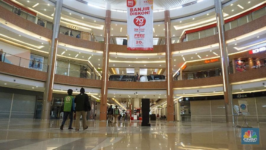 Pengunjung saat membeli makanan di Mall Summarecon Bekasi, Selasa (26/5). Pantauan CNBC Indonesia Summarecon Mall Bekasi hingga kini masih beroperasi secara terbatas imbas pandemi COVID-19. Hanya toko makanan dan farmasi yang buka di pusat perbelanjaan ini. Namun untuk gerai makanan tidak melayani makan di tempat. Usai Presiden RI Jokowi meninjau  mall Summarecon dalam waktu dekat siap beroperasi secara penuh karena kasus positif virus Corona di wilayah tersebut sudah landai dan dikategorikan zona hijau. Nantinya pengunjung mal bakal dibatasi hanya 50% dari kapasitas normal. Begitu pula dengan gerai-gerai yang ada di dalamnya, kapasitasnya hanya boleh 50% dari kondisi normal. (CNBC Indonesia/ Muhammad Sabki)