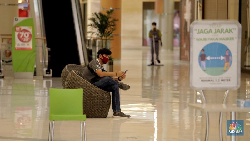Pengunjung saat membeli makanan di Mall Summarecon Bekasi, Selasa (26/5). Pantauan CNBC Indonesia Summarecon Mall Bekasi hingga kini masih beroperasi secara terbatas imbas pandemi COVID-19. Hanya toko makanan dan farmasi yang buka di pusat perbelanjaan ini. Namun untuk gerai makanan tidak melayani makan di tempat. Usai Presiden RI Jokowi meninjau  mall Summarecon dalam waktu dekat siap beroperasi secara penuh karena kasus positif virus Corona di wilayah tersebut sudah landai dan dikategorikan zona hijau. Nantinya pengunjung mal bakal dibatasi hanya 50% dari kapasitas normal. Begitu pula dengan gerai-gerai yang ada di dalamnya, kapasitasnya hanya boleh 50% dari kondisi normal. (CNBC Indonesia/ Muhammad Sabki)