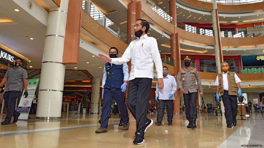 Presiden Joko Widodo meninjau Mal Summarecon (Dok Agus Suparto)