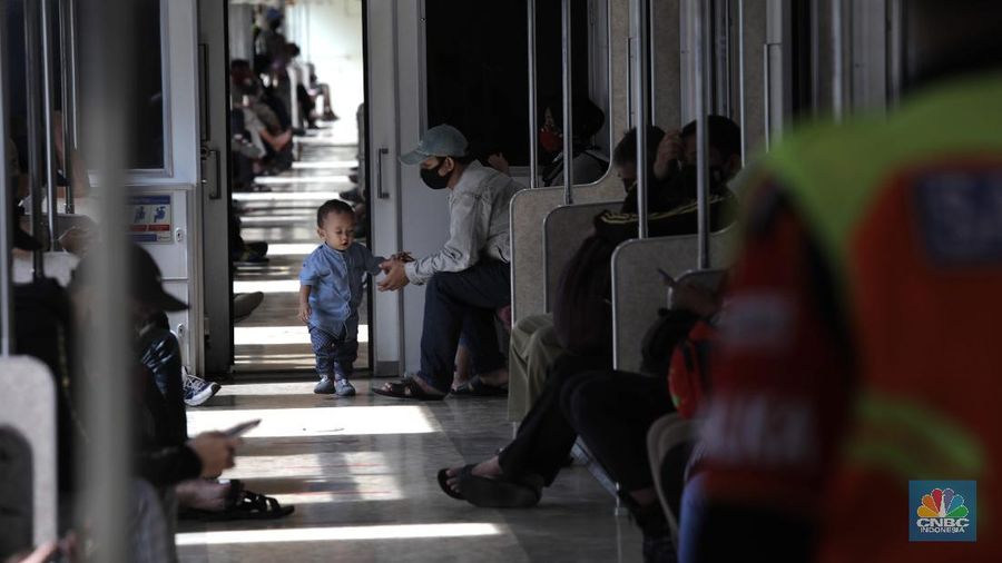 Warga menunggu kedatangan kereta api di Stasiun Manggarai, Jakarta, Selasa (26/5). Usai libur Hari Raya Idulfitri 1441 H sejumlah pekerja sudah terlihat masuk. Pemerintah telah mengambil keputusan untuk menggeser cuti bersama Lebaran 2020 akibat wabah virus corona (Covid-19). Dengan begitu, jadwal libur hari raya hanya berlaku sampai H+1 Lebaran atau pada pada 25 Mei 2020, termasuk untuk Pegawai Negeri Sipil (PNS). Pantauan CNBC Indonesia  penerapan normal yang baru atau new normal terlihat diberlakukan di sarana transportasi umum guna menunjang aktivitas warga yang bekerja di tengah pandemi virus Corona baru (COVID-19). Untuk diketahui, panduan bekerja di situasi new normal tertuang dalam Keputusan Menteri Kesehatan Nomor HK.01.07/MENKES/328/2020 tentang Panduan Pencegahan dan Pengendalian COVID-19 di Tempat Kerja Perkantoran dan Industri dalam Mendukung Keberlangsungan Usaha pada Situasi Pandemi. (CNBC Indonesia/ Muhammad Sabki)