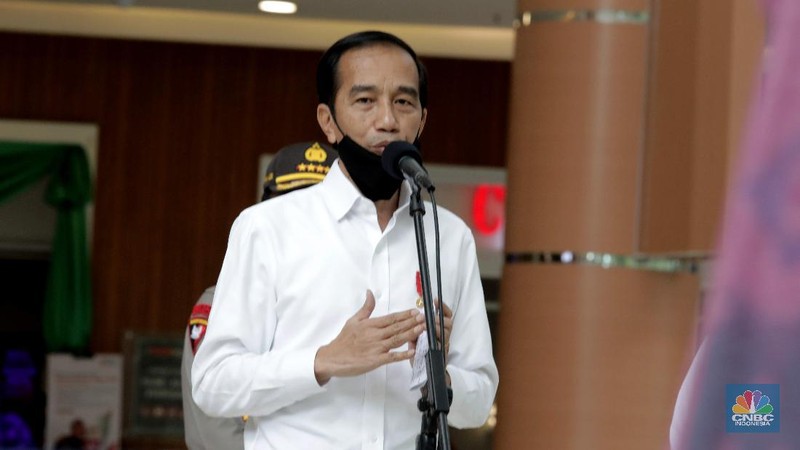 Presiden Joko Widodo meninjau Mal Summarecon (CNBC Indonesia/ Muhammad Sabki)