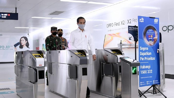 Jokowi meninjau stasiun MRT Bundaran Hotel Indonesia (Biro Pers Sekretariat Presiden/ Muchlis Jr) Jokowi meninjau stasiun MRT Bundaran Hotel Indonesia (Biro Pers Sekretariat Presiden/ Muchlis Jr)