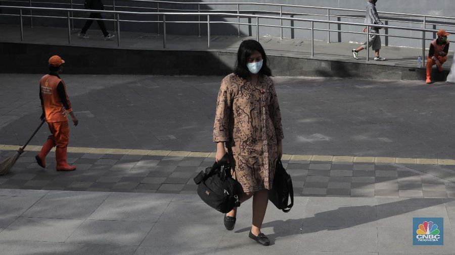 Warga menunggu kedatangan kereta api di Stasiun Manggarai, Jakarta, Selasa (26/5). Usai libur Hari Raya Idulfitri 1441 H sejumlah pekerja sudah terlihat masuk. Pemerintah telah mengambil keputusan untuk menggeser cuti bersama Lebaran 2020 akibat wabah virus corona (Covid-19). Dengan begitu, jadwal libur hari raya hanya berlaku sampai H+1 Lebaran atau pada pada 25 Mei 2020, termasuk untuk Pegawai Negeri Sipil (PNS). Pantauan CNBC Indonesia  penerapan normal yang baru atau new normal terlihat diberlakukan di sarana transportasi umum guna menunjang aktivitas warga yang bekerja di tengah pandemi virus Corona baru (COVID-19). Untuk diketahui, panduan bekerja di situasi new normal tertuang dalam Keputusan Menteri Kesehatan Nomor HK.01.07/MENKES/328/2020 tentang Panduan Pencegahan dan Pengendalian COVID-19 di Tempat Kerja Perkantoran dan Industri dalam Mendukung Keberlangsungan Usaha pada Situasi Pandemi. (CNBC Indonesia/ Muhammad Sabki)
