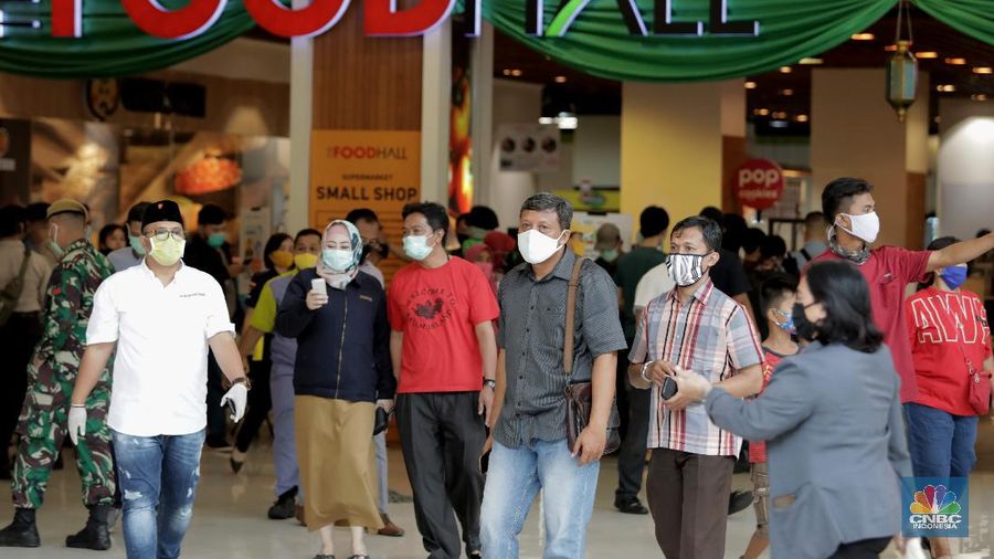 Pengunjung saat membeli makanan di Mall Summarecon Bekasi, Selasa (26/5). Pantauan CNBC Indonesia Summarecon Mall Bekasi hingga kini masih beroperasi secara terbatas imbas pandemi COVID-19. Hanya toko makanan dan farmasi yang buka di pusat perbelanjaan ini. Namun untuk gerai makanan tidak melayani makan di tempat. Usai Presiden RI Jokowi meninjau  mall Summarecon dalam waktu dekat siap beroperasi secara penuh karena kasus positif virus Corona di wilayah tersebut sudah landai dan dikategorikan zona hijau. Nantinya pengunjung mal bakal dibatasi hanya 50% dari kapasitas normal. Begitu pula dengan gerai-gerai yang ada di dalamnya, kapasitasnya hanya boleh 50% dari kondisi normal. (CNBC Indonesia/ Muhammad Sabki)