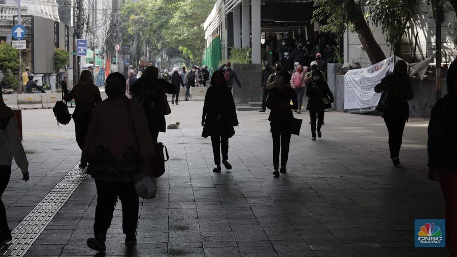 Warga melintas kawasan Stasiun MRT BNI City, Jakarta, Selasa (26/5). Usai libur Hari Raya Idulfitri 1441 H sejumlah pekerja sudah terlihat masuk. Pemerintah telah mengambil keputusan untuk menggeser cuti bersama Lebaran 2020 akibat wabah virus corona (Covid-19). Dengan begitu, jadwal libur hari raya hanya berlaku sampai H+1 Lebaran atau pada pada 25 Mei 2020, termasuk untuk Pegawai Negeri Sipil (PNS). Pantauan CNBC Indonesia penerapan normal yang baru atau new normal terlihat diberlakukan di sarana transportasi umum guna menunjang aktivitas warga yang bekerja di tengah pandemi virus Corona baru (COVID-19). Untuk diketahui, panduan bekerja di situasi new normal tertuang dalam Keputusan Menteri Kesehatan Nomor HK.01.07/MENKES/328/2020 tentang Panduan Pencegahan dan Pengendalian COVID-19 di Tempat Kerja Perkantoran dan Industri dalam Mendukung Keberlangsungan Usaha pada Situasi Pandemi. (CNBC Indonesia/ Muhammad Sabki)