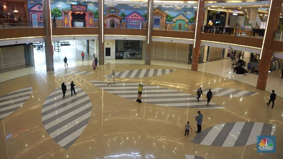 Pengunjung saat membeli makanan di Mall Summarecon Bekasi, Selasa (26/5). Pantauan վ Summarecon Mall Bekasi hingga kini masih beroperasi secara terbatas imbas pandemi COVID-19. Hanya toko makanan dan farmasi yang buka di pusat perbelanjaan ini. Namun untuk gerai makanan tidak melayani makan di tempat. Usai Presiden RI Jokowi meninjau  mall Summarecon dalam waktu dekat siap beroperasi secara penuh karena kasus positif virus Corona di wilayah tersebut sudah landai dan dikategorikan zona hijau. Nantinya pengunjung mal bakal dibatasi hanya 50% dari kapasitas normal. Begitu pula dengan gerai-gerai yang ada di dalamnya, kapasitasnya hanya boleh 50% dari kondisi normal. (վ/ Muhammad Sabki)
